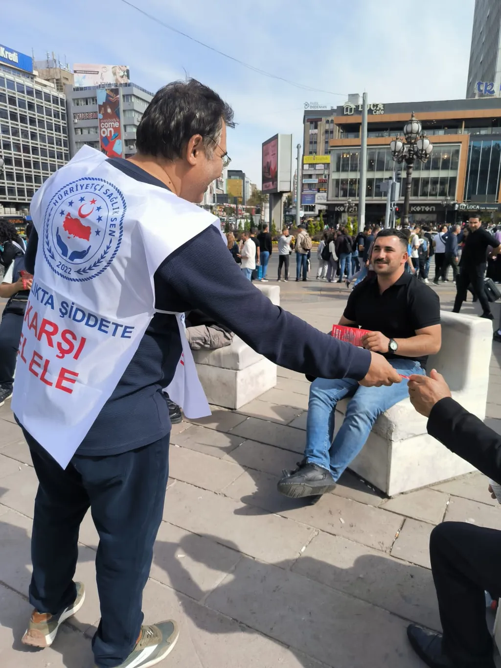 Sağlıkta Şiddetin Önlenmesi İçin Halka Bildiri Dağıttık - Gorsel 2